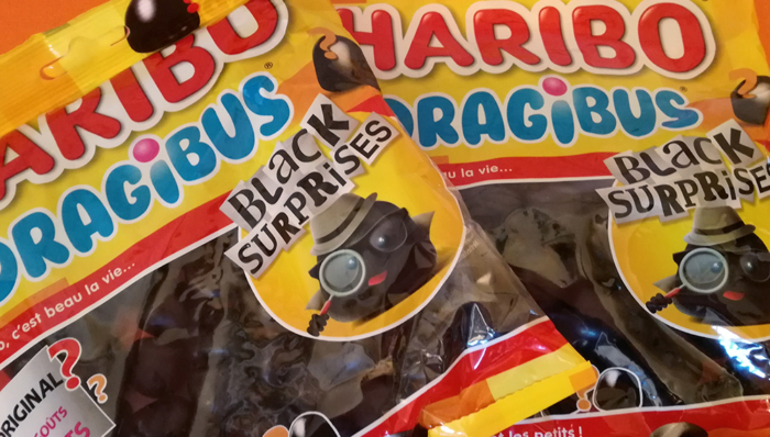 Haribo lance Dragibus Black Surprises, un paquet 100% Dragibus noirs. Il contient des dragées identiques mais renferme en réalité quatre goûts différents.