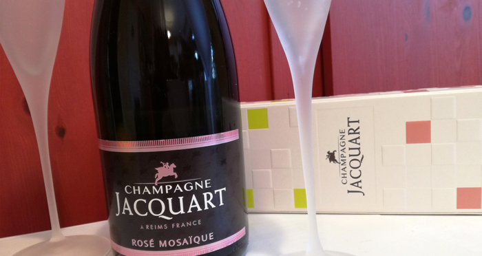 Avec ses bulles délicates, le Champagne Rosé Mosaïque, tout en finesse et en élégance, semble tout indiqué pour un 14 février réussi.