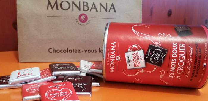 Monbana a concocté Les mots doux à croquer, un assortiment de 24 carrés de chocolat noir et chocolat au lait avec un mot doux écrit sur chaque Napolitain.