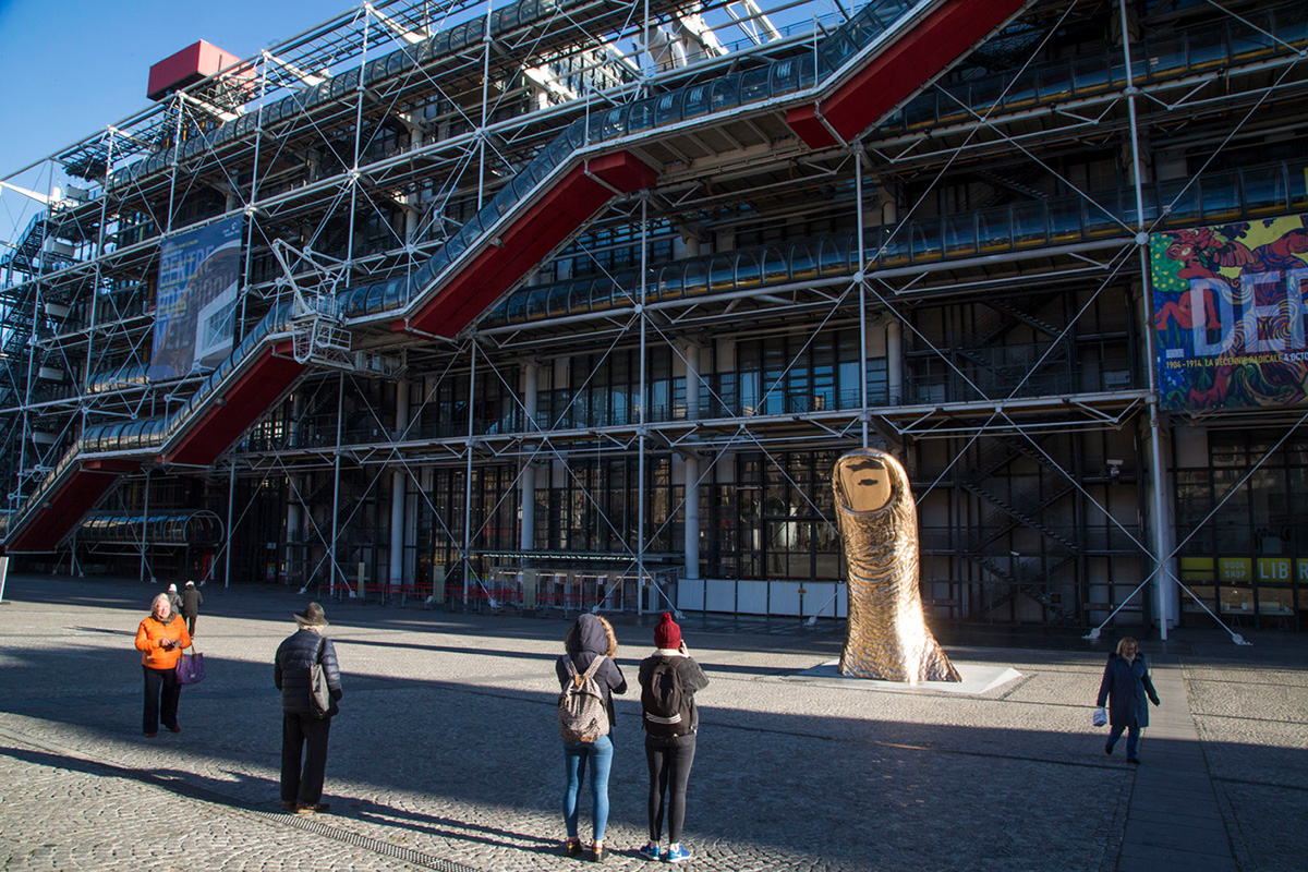 Un pouce monumental de César a été installé sur le parvis du Centre Pompidou.