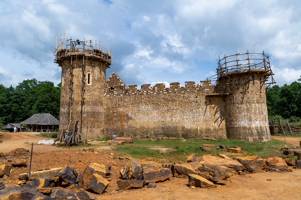  Le château de Guédelon est né il y a 20 ans et il devrait s’achever dans 5 ans… ou plus ! © Caroline Paux