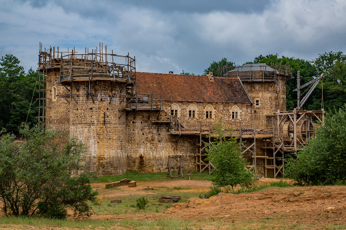  Le château de Guédelon est né il y a 20 ans et il devrait s’achever dans 5 ans… ou plus ! © Caroline Paux