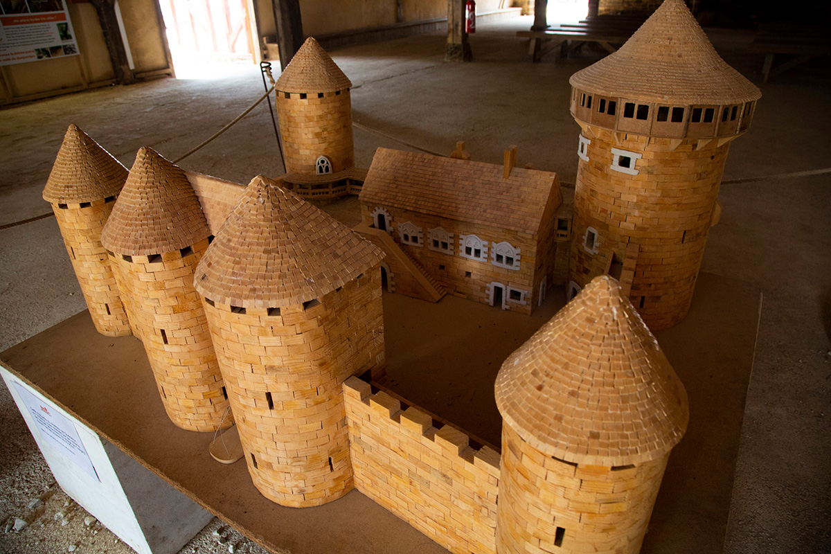 Cette maquette du château de Guédelon a été réalisée au 1/40e par des enfants du village de Treigny durant l’année scolaire 2015-2016. © Caroline Paux