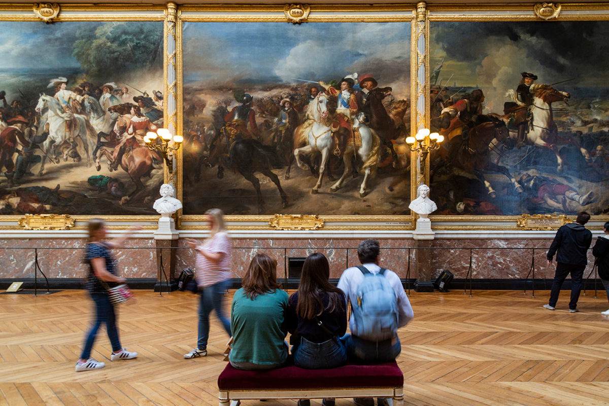 La découverte de la Galerie des Batailles, longue de 100 mètres, fut le point fort de l’inauguration des Galeries Historiques, le 10 juin 1837.