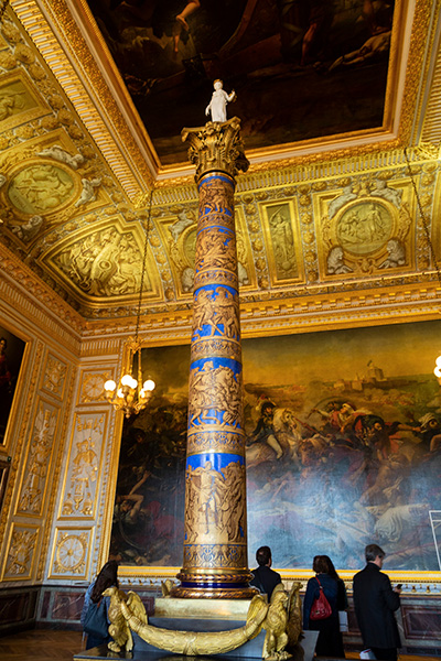 La colonne en porcelaine de Sevre, commémorant les victoires de Napoléon lors de la campagne d’Allemagne.