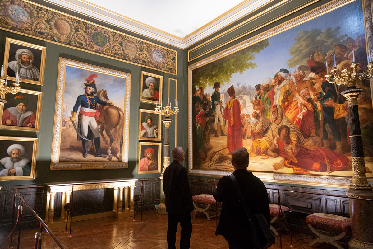 Les peintures ont presque toutes été commandées par Napoléon.