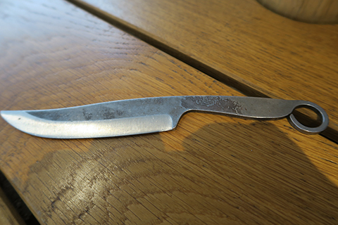 À la table gauloise du "Chaudron", de jolis couteaux que l'on peut acheter à la boutique du musée ( @f.lebel) 
