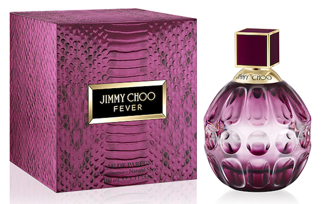 Jimmy Choo lance Fever, un parfum féminin au sillage opulent et hypnotique, et Man Blue, une fragrance masculine aux accents cuirés, aromatiques et boisés.