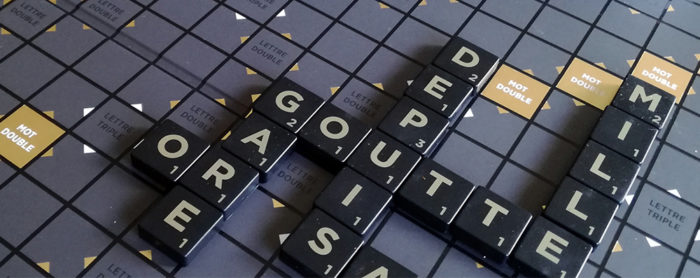 Scrabble lance une édition limitée au design nouveau et sophistiqué : Scrabble 70e Anniversaire avec un plateau et des jetons noirs et or.