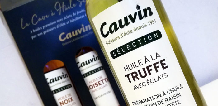 Cauvin propose le coffret Cave à Huile Sélection renfermant trois huiles premium (Huile de noix, Huile de noisette et Huile à la truffe avec éclats).