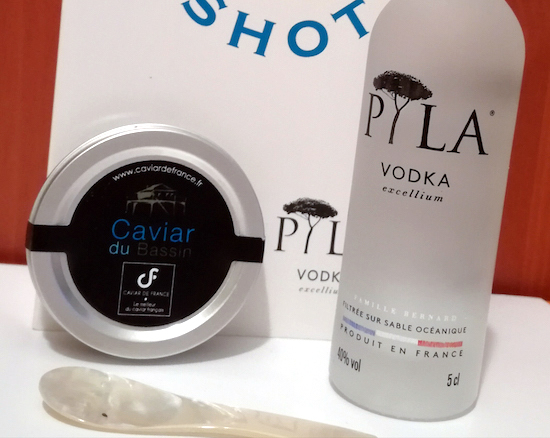 Caviar de France propose le coffret Caviar et Shot qui renferme une boîte de Caviar du Bassin, une mini bouteille de vodka Pyla Excellium et une cuillère.