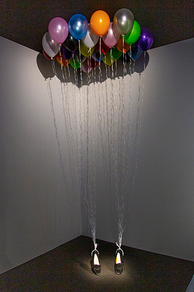 “P.Y.T.” The freeze réalisé en 2009 par Appau Junior Boakye-Yiadom. “Ballons en latex, rubans et mocassins”. 