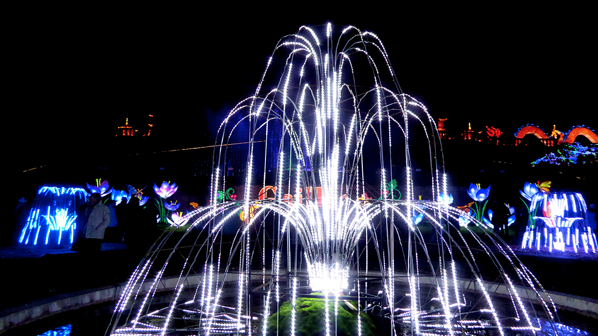 La fontaine lumineuse, devant le musée du parc, avait quelque chose de magique.