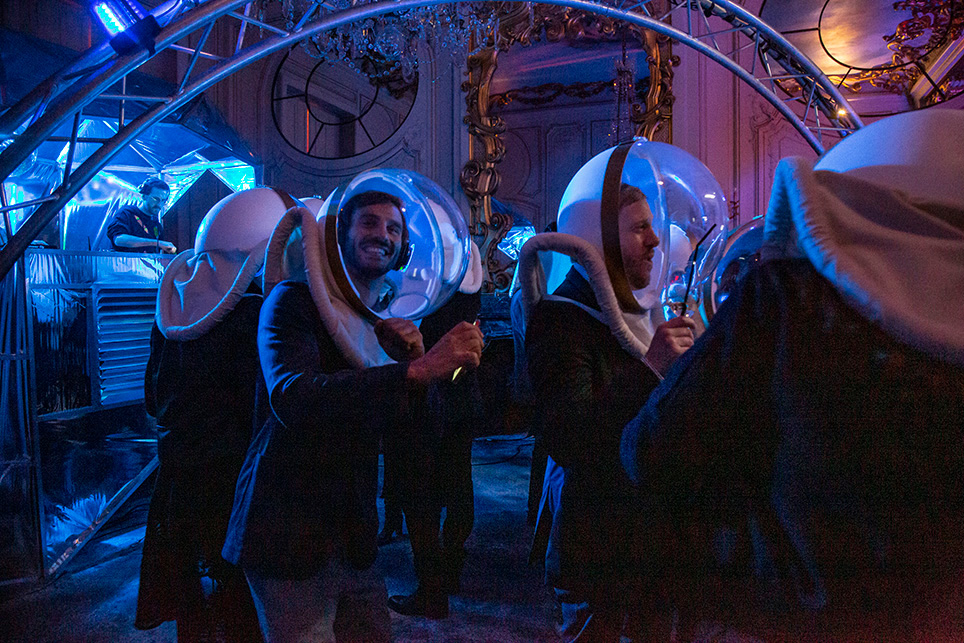 Étonnant spectacle que ces cosmonautes d’un soir, dans leur bulle… La musique était à l’intérieur !