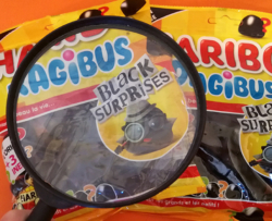 Haribo lance Dragibus Black Surprises, un paquet 100% Dragibus noirs. Il contient des dragées identiques mais renferme en réalité quatre goûts différents.