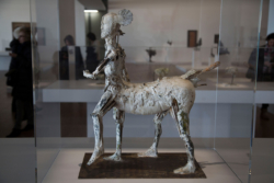 Mon Centaure, fait en hommage à Picasso, même si on enlève ma signature, même mutilé par un tremblement de terre, il existera. » César.
Le Centaure, 1983. Plâtre et matériaux divers 74 × 62 × 30 cm. Dépôt du Fonds national d’art contemporain- Centre national des arts plastiques, Puteaux, au Musée Picasso d’Antibes depuis 1985.