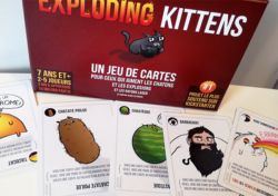 Asmodee présente Exploding Kittens, un jeu d’ambiance totalement déjanté et complètement délirant ! Ce jeu de cartes mêle chatons et grosses explosions !