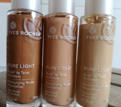 Pure Light, Nude de Teint Hydratant, Yves Rocher associe l'absolue légèreté d'un fond de teint nude au pouvoir hydratant d'un soin.