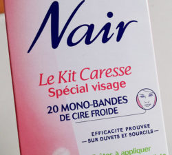 Nair a conçu le Kit Caresse Spécial Visage. Des mono-bandes exclusives de cire froide, prêtes à l’emploi, pour une épilation facile et précise du duvet et des sourcils.