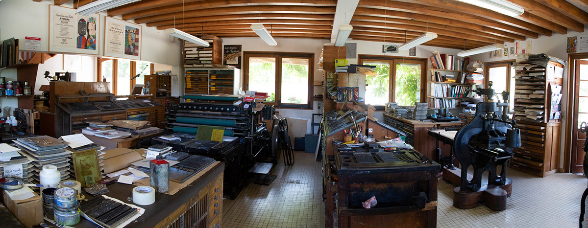 L’atelier typographique possède près de 50 tonnes de lettres et des caractères en bois. 