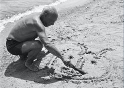 Picasso dessine sur le sable un portrait qu’une vague va effacer