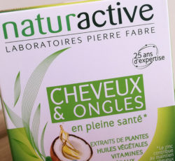 Naturactive Cheveux et Ongles nourrit le cuir chevelu, protège la fibre capillaire et renforce la douceur et l’éclat de la chevelure.