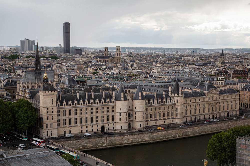 La Conciergerie, avec au loin, la Tour Montparnasse.