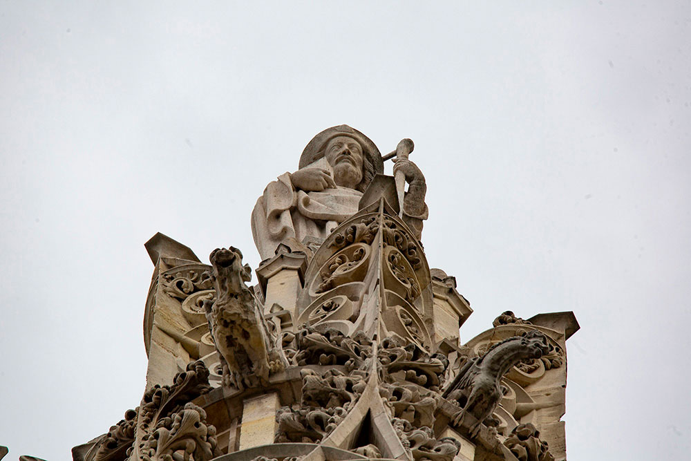 La statue de Saint-Jacques est placée sur le côté nord-ouest de la Tour Saint-Jacques. 
