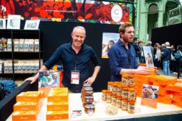 Laurent Beelprez présente avec enthousiasme les gourmandises de la Maison Pariès : les Mouchous, les pâtes à tartiner et les… merveilleuses Espelines.