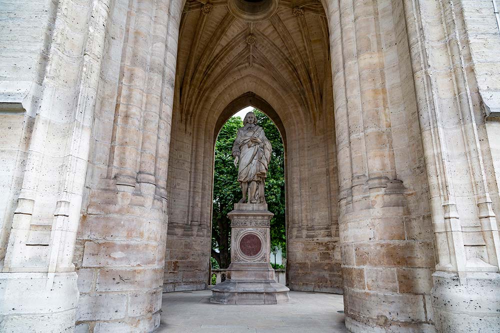 La statue de Blaise Pascal a été réalisée par M. Cavalier.