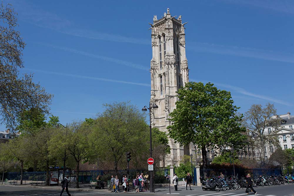 La Tour Saint-Jacques plantée au cœur du square, vue de la rue de Rivoli.