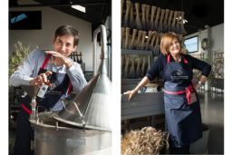 Gaël Briez et Nadine, responsable de la boutique