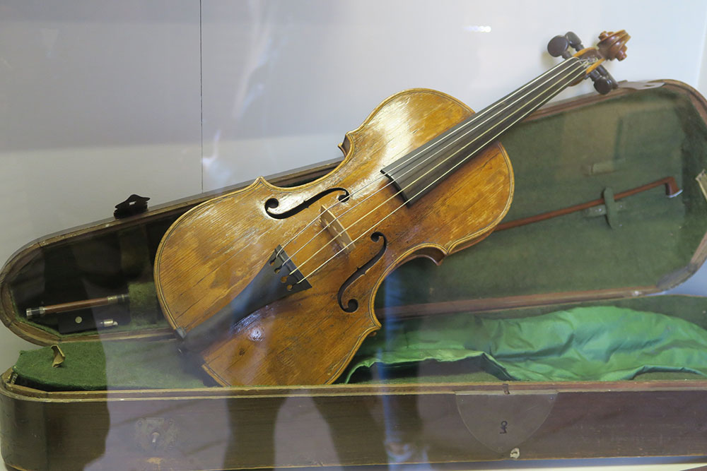 Un violon 3/4 d'Ingres. Soi son premier violon, ou un violon d'autre.Il le conserva toute sa vie 