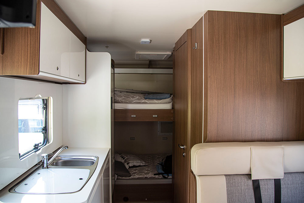 Le camping-car Capucine compte deux couchages à l’arrière, mais aussi, une cuisine avec réfrigérateur, un w.-c., une douche… Tout le confort !