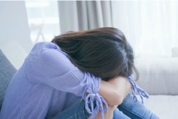 Femme épuisée qui dort sur ses genoux