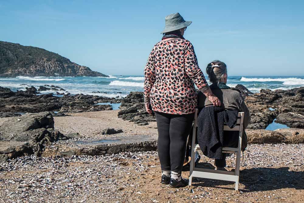 Femmes seniors face à la mer