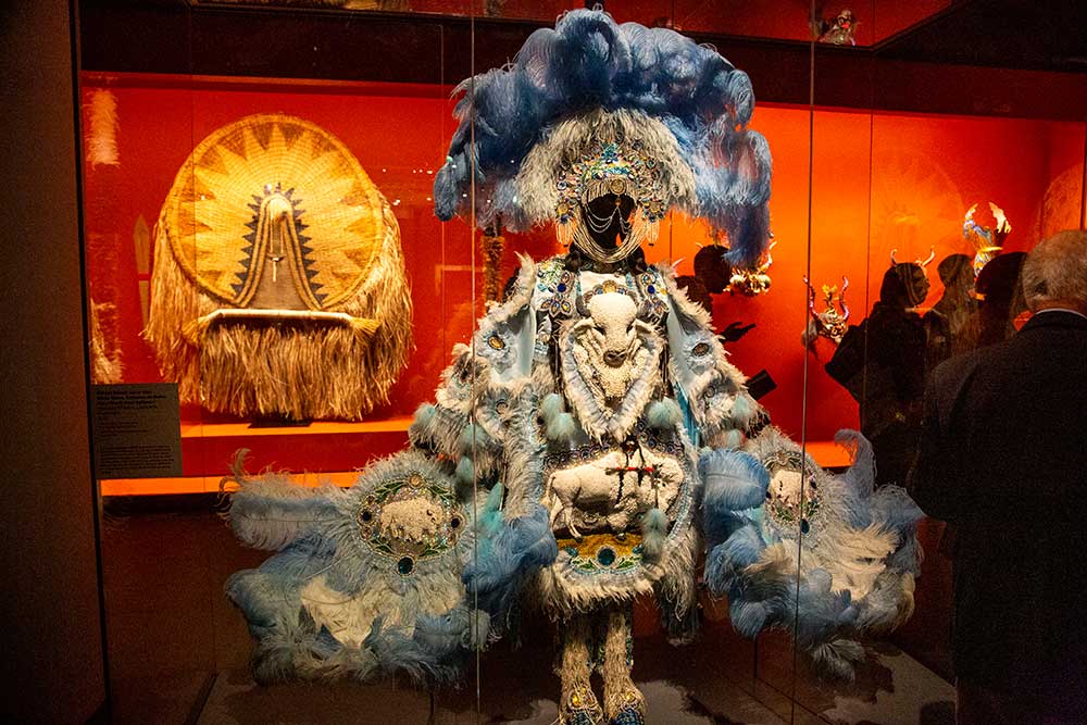 Une pièce exceptionnelle, un costume de reine des Indiens de Mardi gras, en provenance de La Nouvelle Orléans, composée de tissus, cotons, perles de verre, plumes d’autruche. C’est un costume unique, qui ne servira qu’une fois.