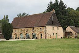 La grange aux dîmes les ouvertures en arceaux ont été percées postérieurement.