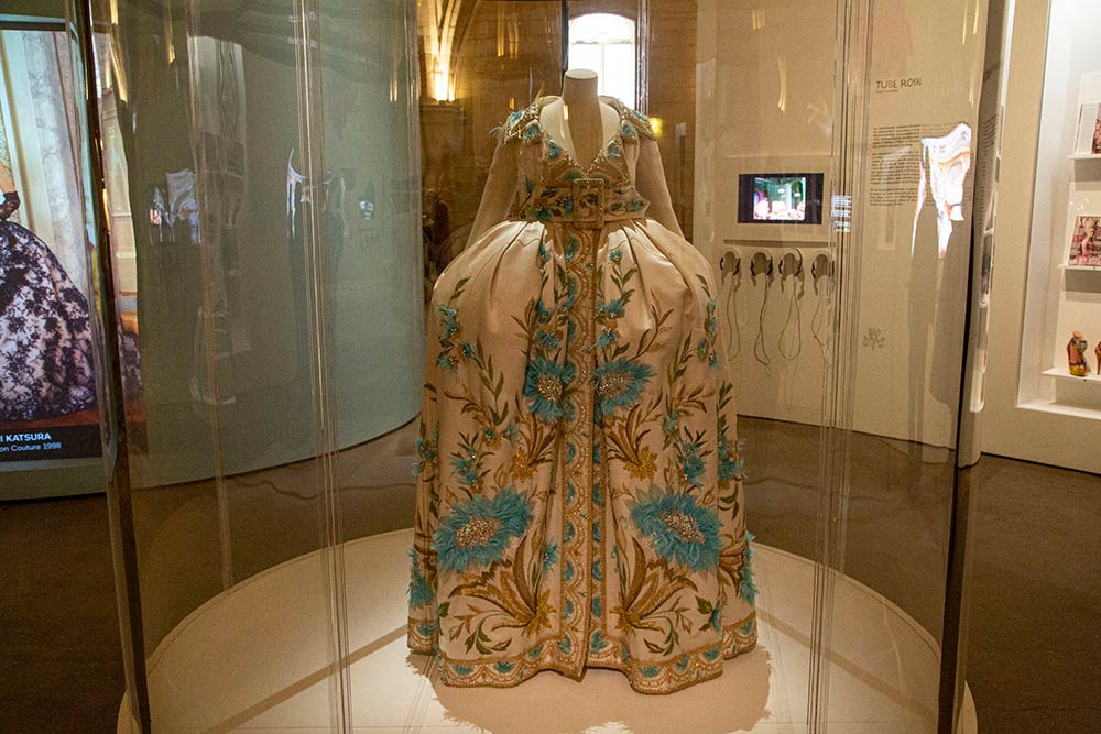 Manteau haute couture, printemps-été 2005. En soie (satin), plumes, broderies de Jean-François Lesage. Christian Dior par John Galliano.
