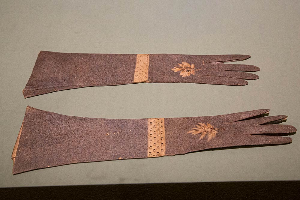 Paire de gants dits de Marie-Antoinette, en chevreau et soie, 1780-1790