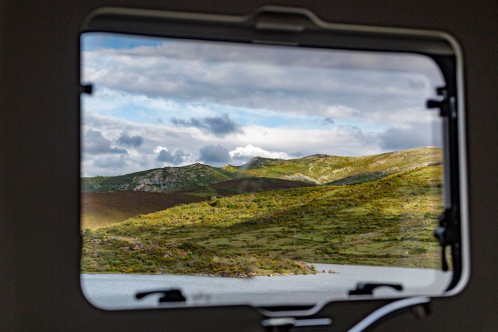 Sur le siège arrière du camping-car, le cadre du paysage est parfait !