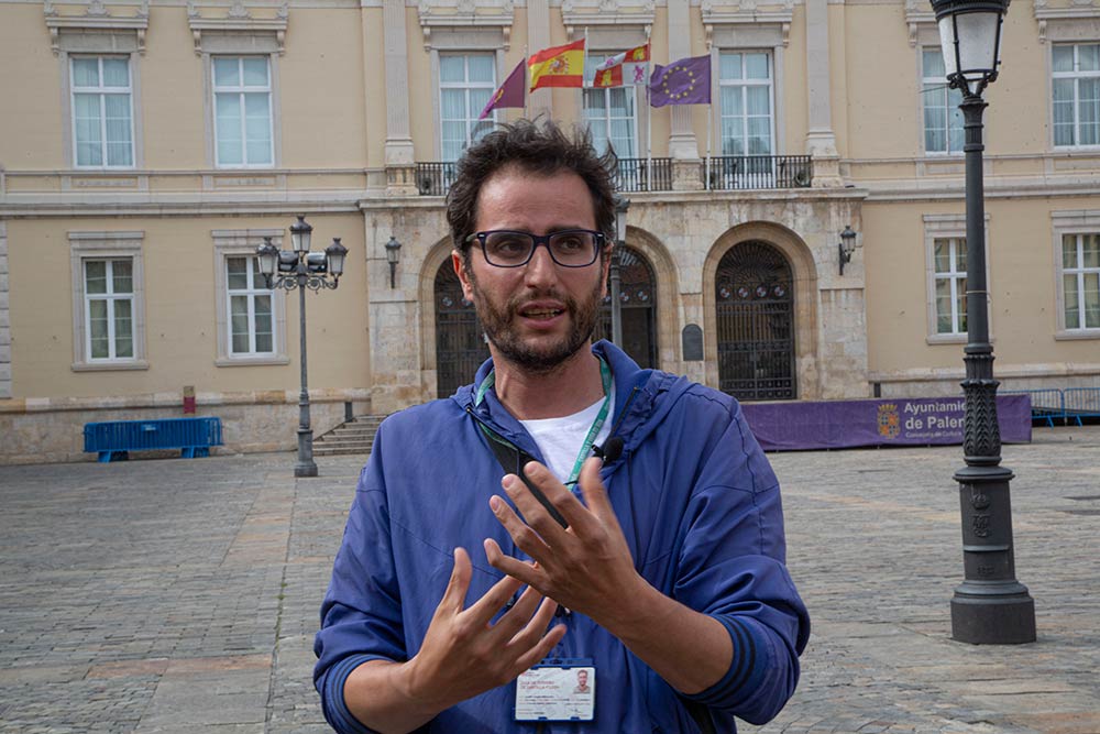 Notre guide, Javier sur la Plaza Mayor, face à l’hôtel de ville de Palencia.