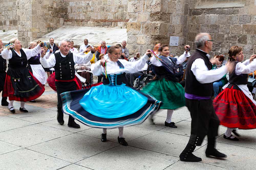 Des danseurs folkloriques en démonstration devant l’église San Miguel.