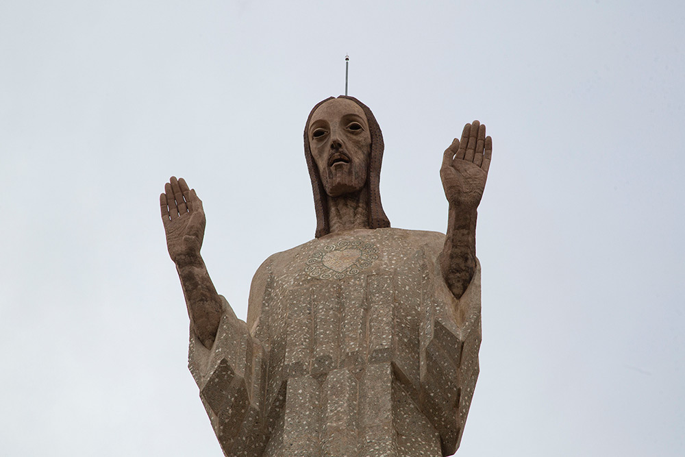 Le Christ au visage byzantin en position de prière du sculpteur castillan VictorioMmacho.