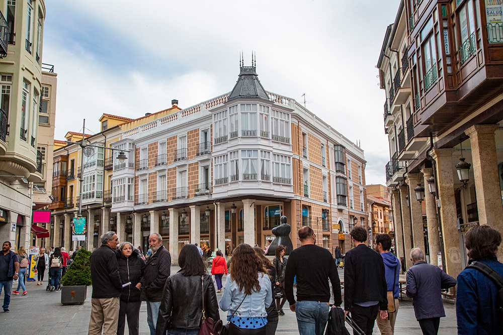 On peut flâner le long de l’avenue Calle Mayor à Palencia. C’est une rue animée avec beaucoup de magasins et de bars, où les visiteurs peuvent se détendre tout en profitant d’une grande variété de tapas.