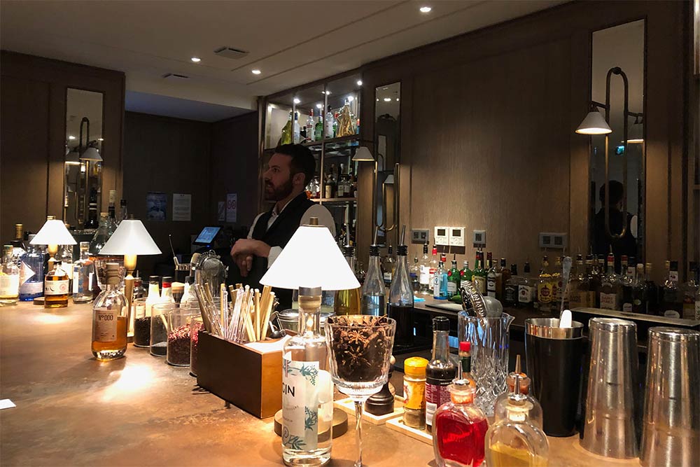 L'Hôtel Hyatt Regency : le barman du bar Le Condé