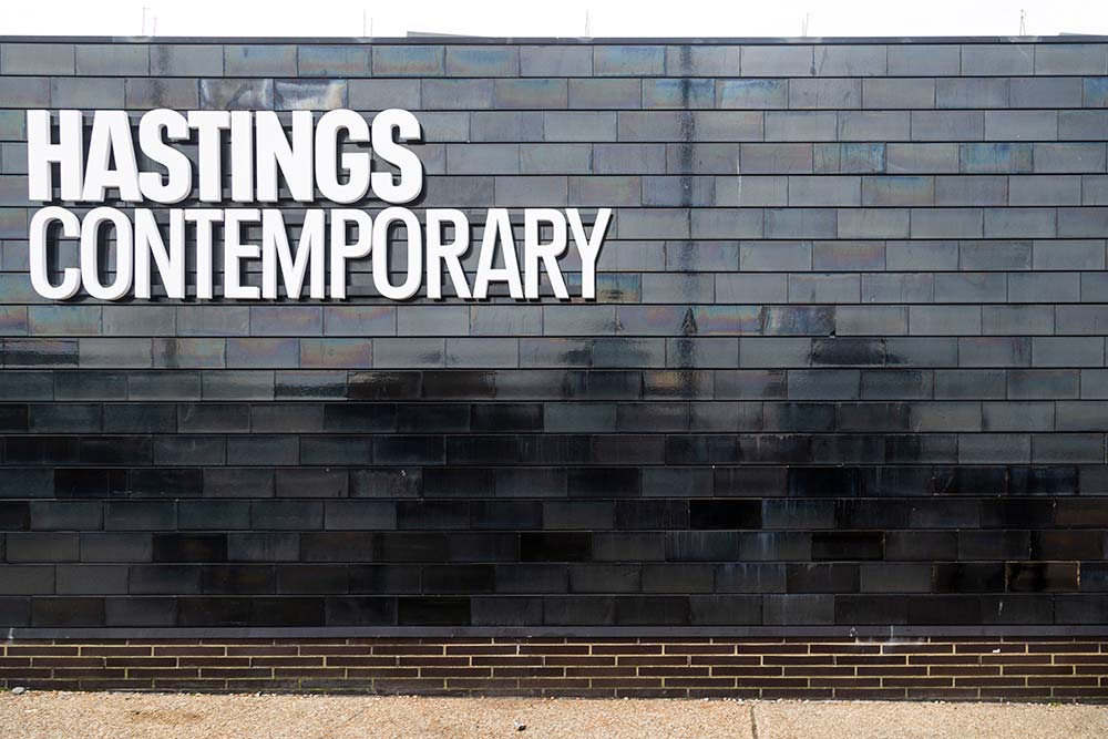 Creative Coast - The Hastings Contemporary a gardé le look « planches noires » des maisons de pêcheurs.