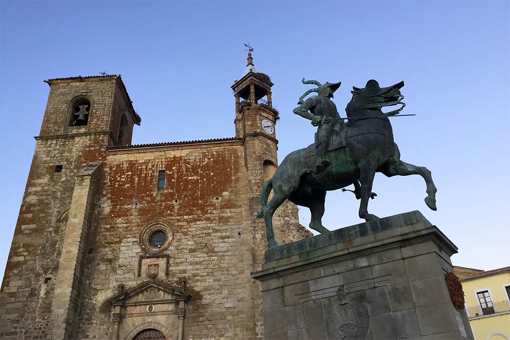 La Plaza mayor de Trujillo avec la statue de Francisco Pizarro 