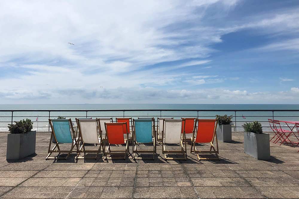 BEXHILL-ON-SEA - Vue sur la terrasse. ©Pavillon De la Warr.