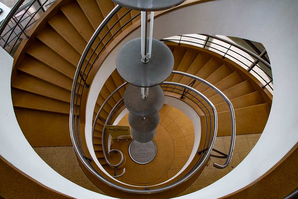 BEXHILL-ON-SEA - Le superbe escalier d’Eric Mendelsohn vu d’en haut…
